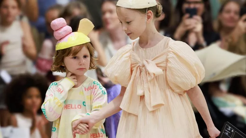 Lee más sobre el artículo Mamá, ¿qué me pongo? Pitti Bimbo relanza el estilo preppy y romántico.