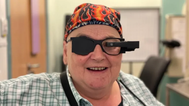 Lee más sobre el artículo 27 personas pierden la vista por una degeneración macular incurable; podrán volver a leer gracias a un implante ocular.