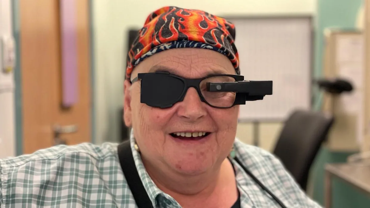 Lee más sobre el artículo 27 personas pierden la vista por una degeneración macular incurable; podrán volver a leer gracias a un implante ocular.