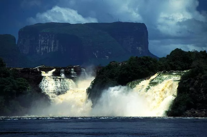 Lee más sobre el artículo 48 horas entre las cataratas de Venezuela, a las que se llega sobrevolando el Orinoco, el mítico río de El Dorado.