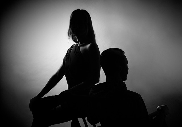 Lee más sobre el artículo La economía de las relaciones: por qué cada vez más parejas hablan de dinero desde el primer día